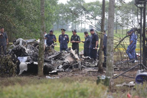 Comm Hussein (second from left) showing Selangor Fire and Rescue Department director Wan Md Razali Wan Ismail and IGP Tan Sri Razarudin Husain the  plane crash site in Shah Alam. — KAMARUL ARIFFIN/The Star