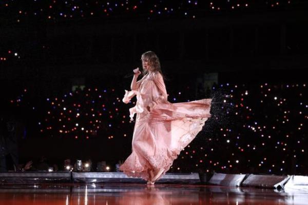 Swift performs in the second night in Rio. Credit: TAS2023 via Getty Images